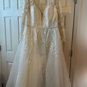 Elegant Sparkling Lace Wedding Dress W/ Headpiece